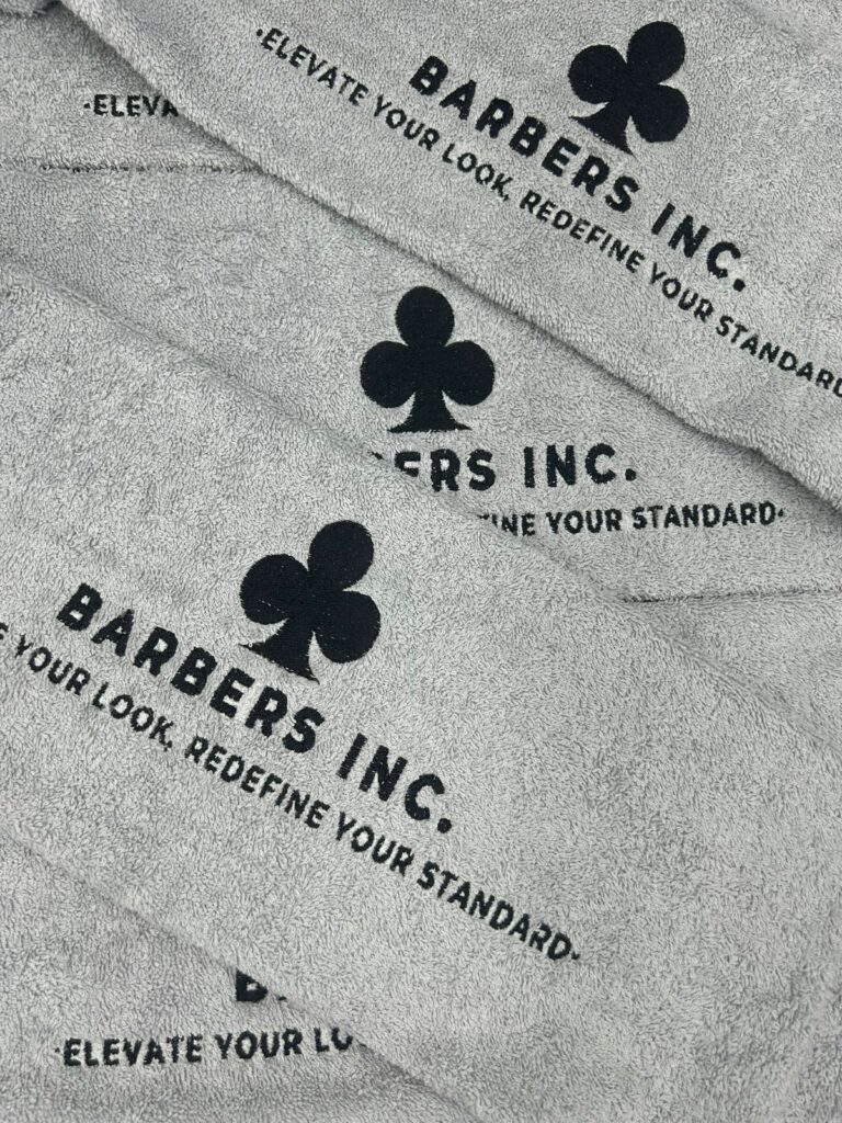 Geborduurde handdoeken met logo van Barbers Inc.