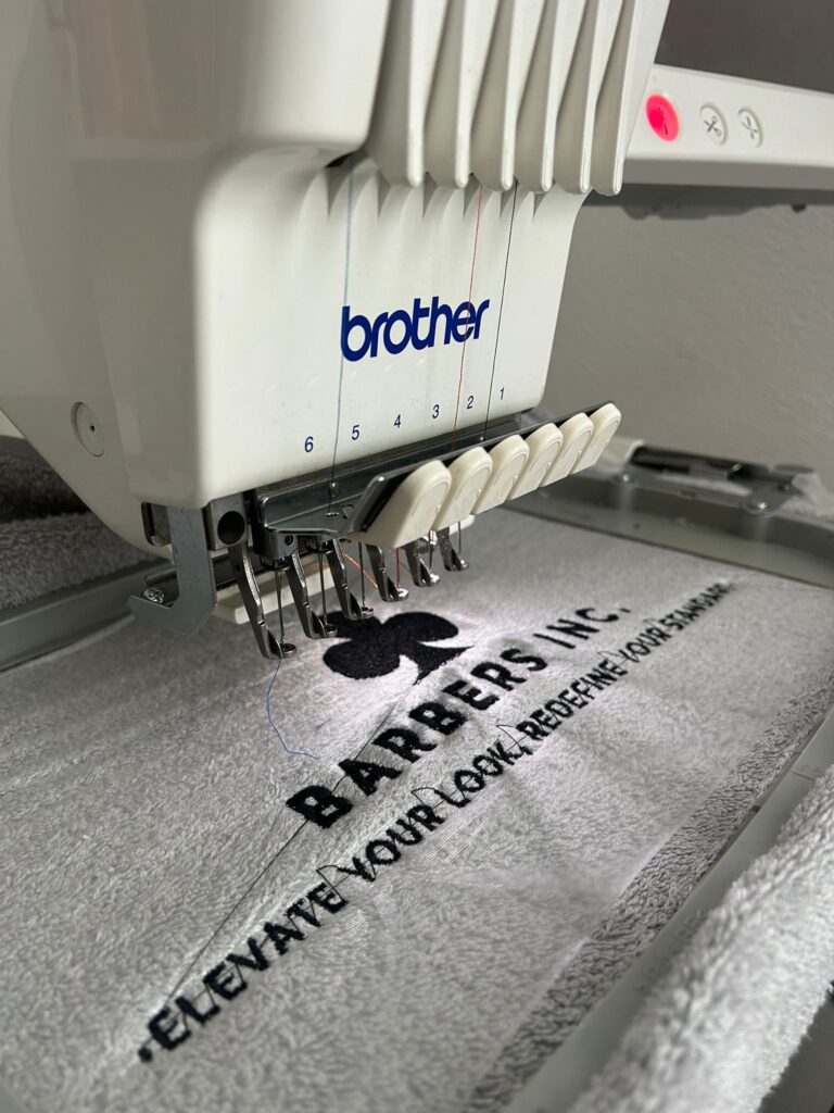 Borduurmachine tijdens het maken van borduurwerk bij Ongan Design