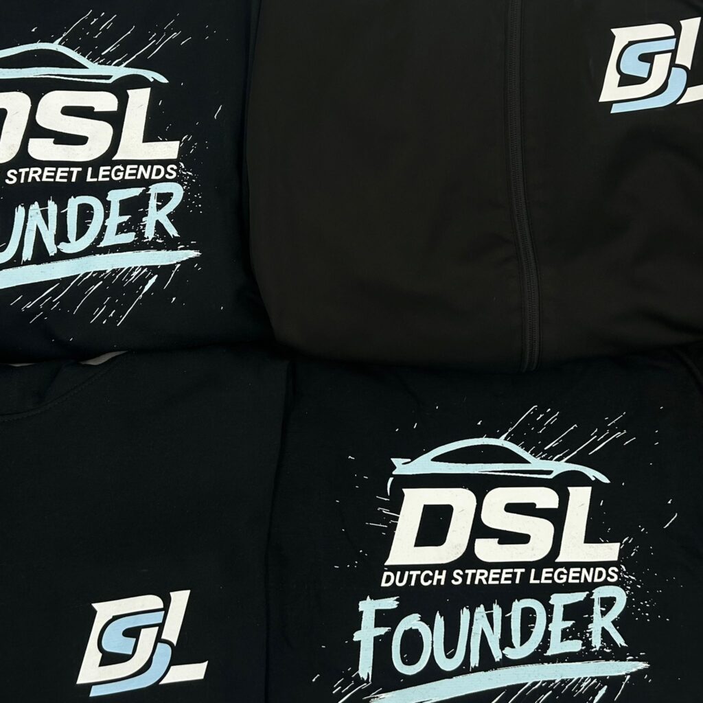 Zwarte kleding bedrukt met DSL Founder- en borstlogo's