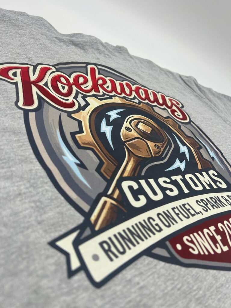 Close-up van de kleurrijke DTF-rugbedrukking voor Koekwaus Customs
