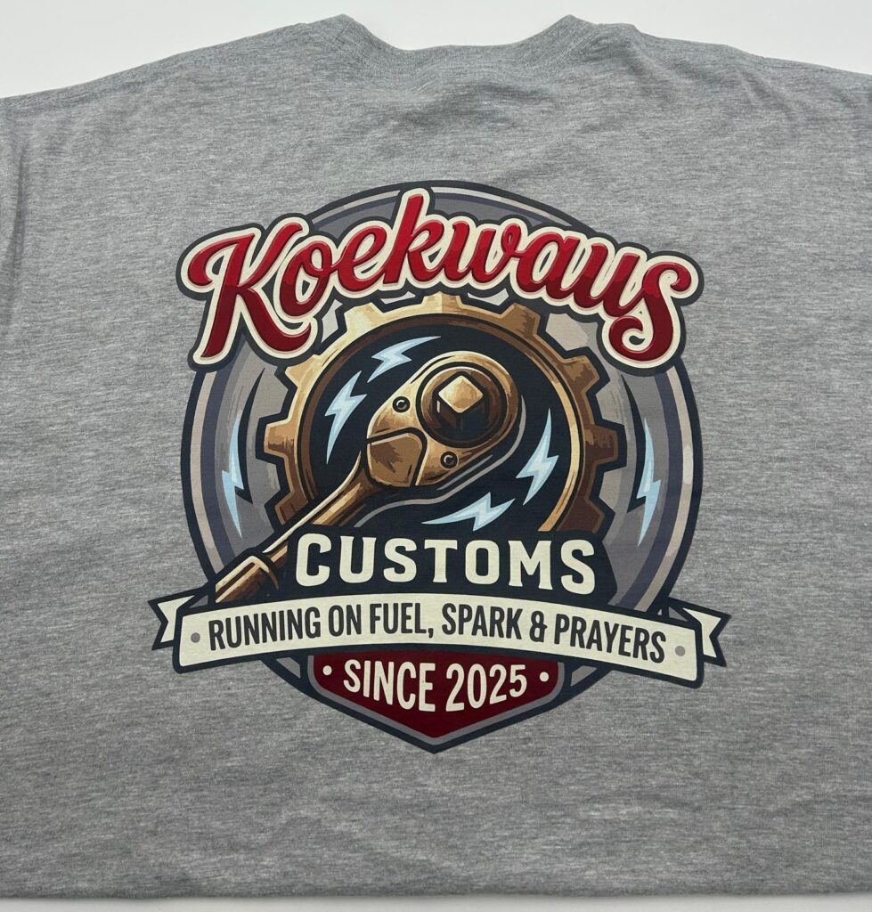 Grijs T-shirt van Koekwaus Customs met grote kleurrijke rugbedrukking