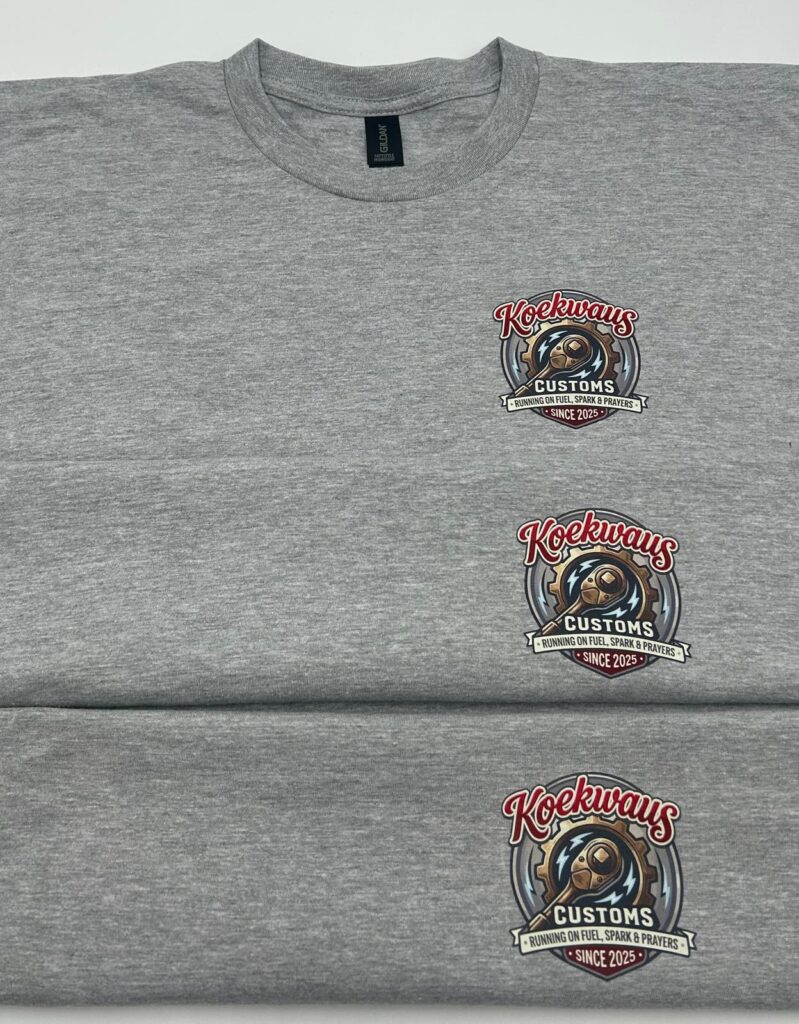 Drie grijze Koekwaus Customs T-shirts met kleine bedrukking op de borst